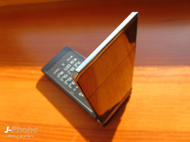 японские телефоны Fujitsu Docomo F-04D