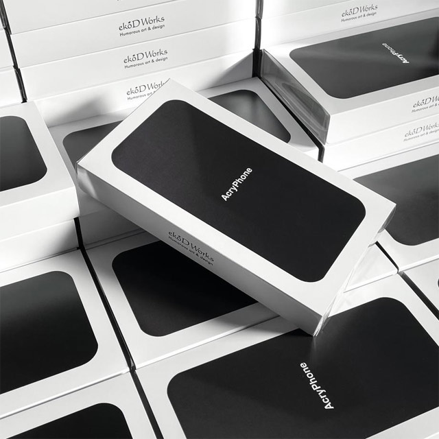 AcryPhone производства японской компании Ekod Works стал первым в мире устройством, имитирующим реальный смартфон