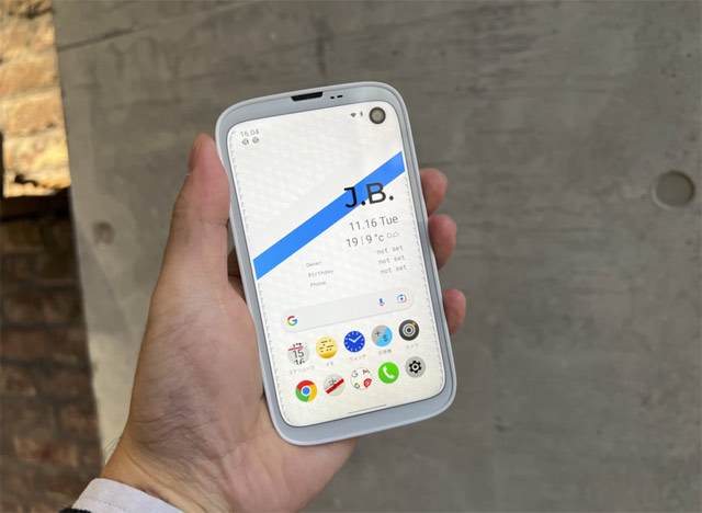 Японская Balmuda Technologies представила сегодня свой дебютный 4,9-дюймовый 5G Android смартфон Balmuda Phone
