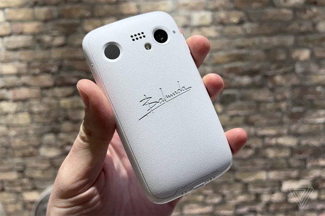 Японская Balmuda Technologies представила сегодня свой дебютный 4,9-дюймовый 5G Android смартфон Balmuda Phone