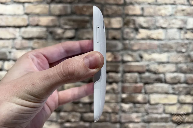 Японская Balmuda Technologies представила сегодня свой дебютный 4,9-дюймовый 5G Android смартфон Balmuda Phone