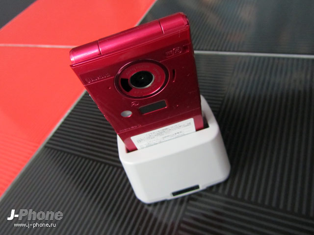Fujitsu Docomo F-02D pink