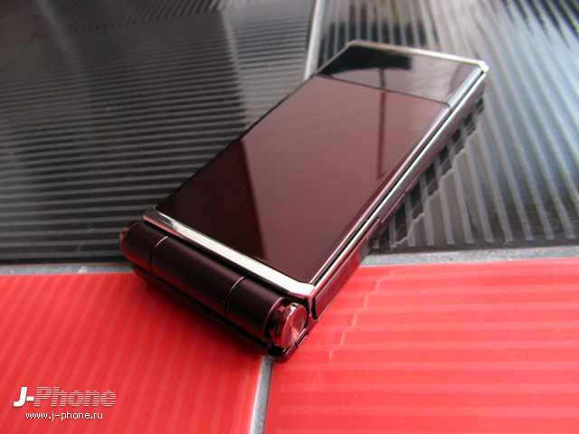 Fujitsu Docomo F-04D titanium brown