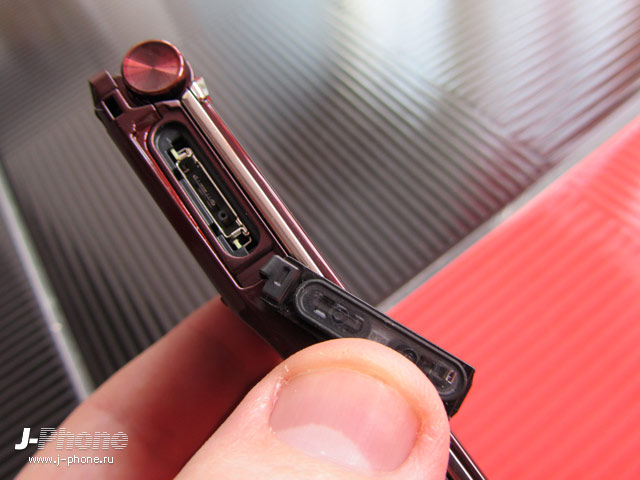 Fujitsu Docomo F-04D titanium brown