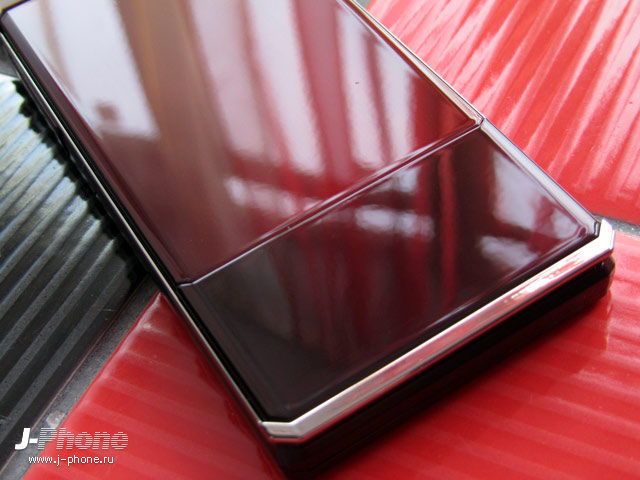 Fujitsu Docomo F-04D titanium brown