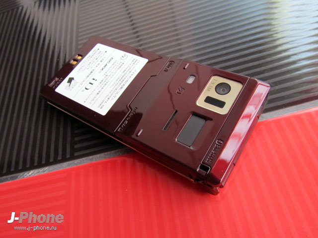 Fujitsu Docomo F-04D titanium brown