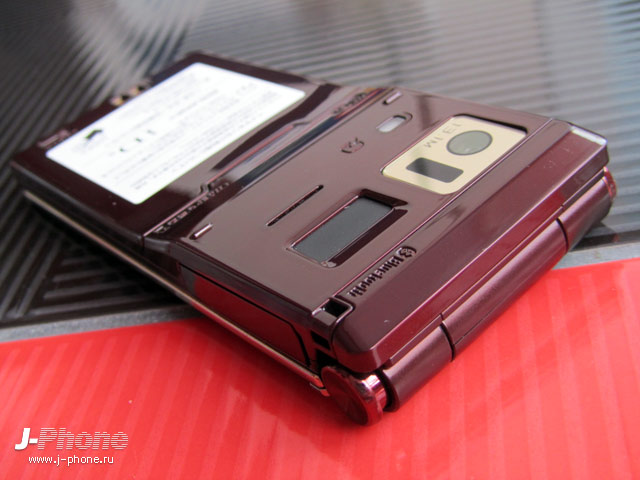 Fujitsu Docomo F-04D titanium brown