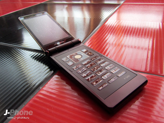 Fujitsu Docomo F-04D titanium brown