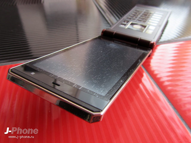 Fujitsu Docomo F-04D titanium brown