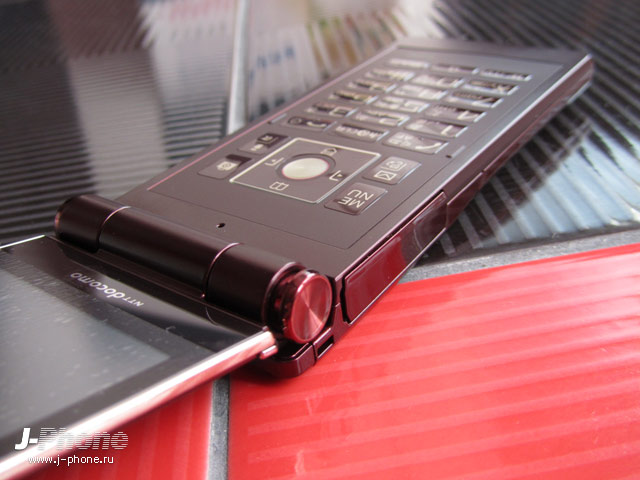 Fujitsu Docomo F-04D titanium brown