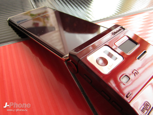 Fujitsu Docomo F-04D titanium brown