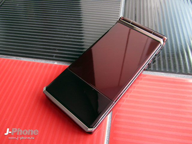 Fujitsu Docomo F-04D titanium brown
