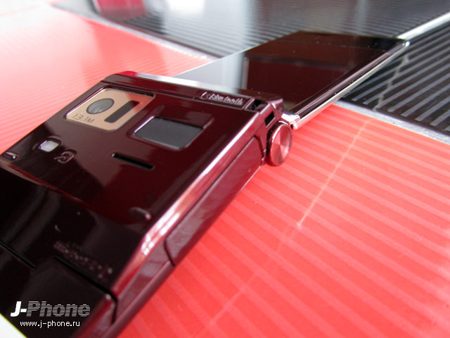 Fujitsu Docomo F-04D titanium brown