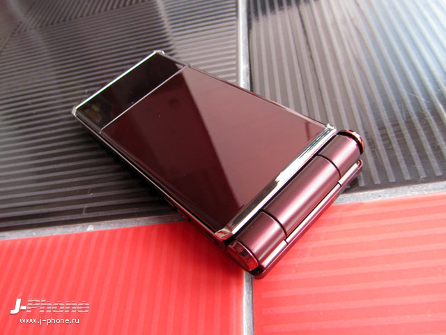Fujitsu Docomo F-04D titanium brown