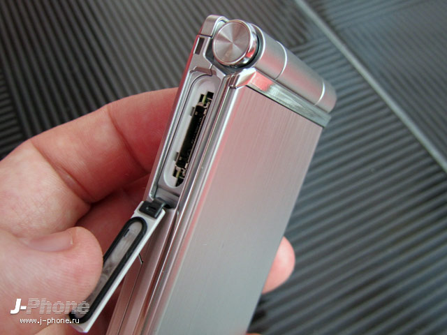 Docomo F-04D titanium silver
