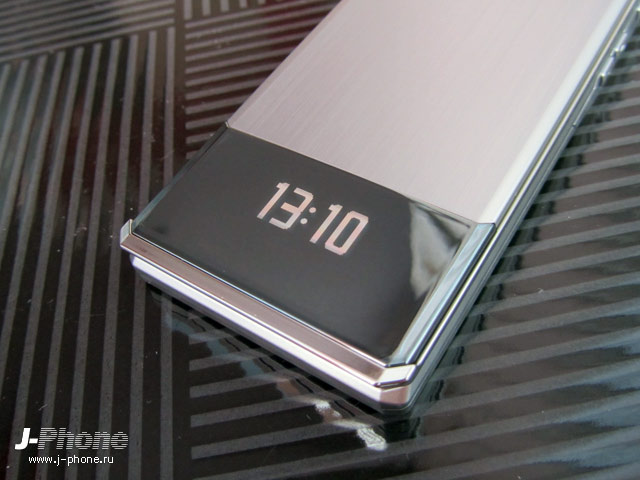 Docomo F-04D titanium silver