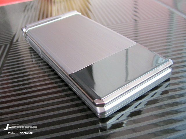 Docomo F-04D titanium silver