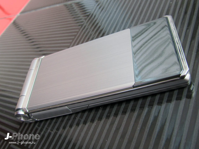Docomo F-04D titanium silver