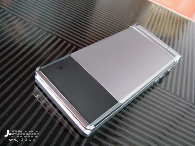 Docomo F-04D titanium silver