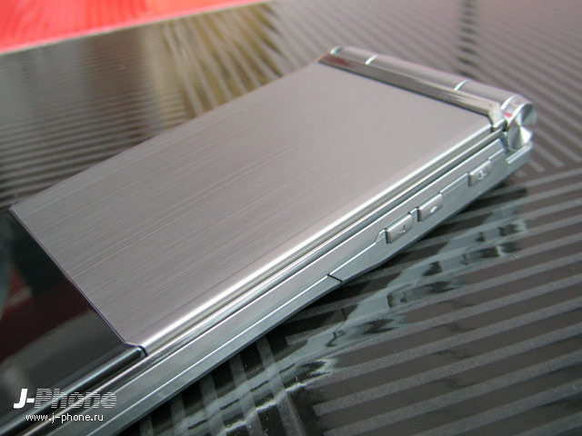 Docomo F-04D titanium silver