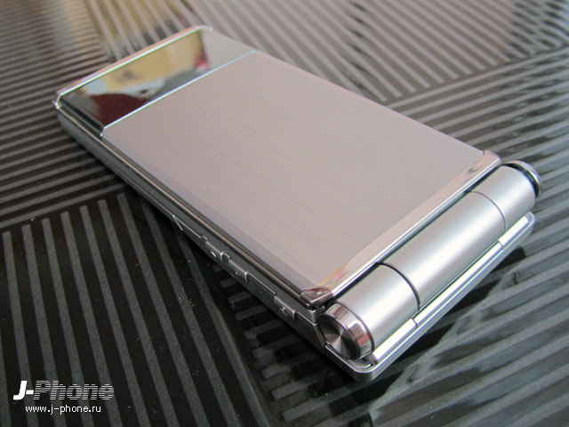Docomo F-04D titanium silver