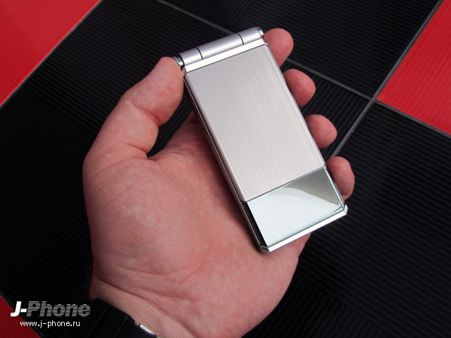 Docomo F-04D titanium silver