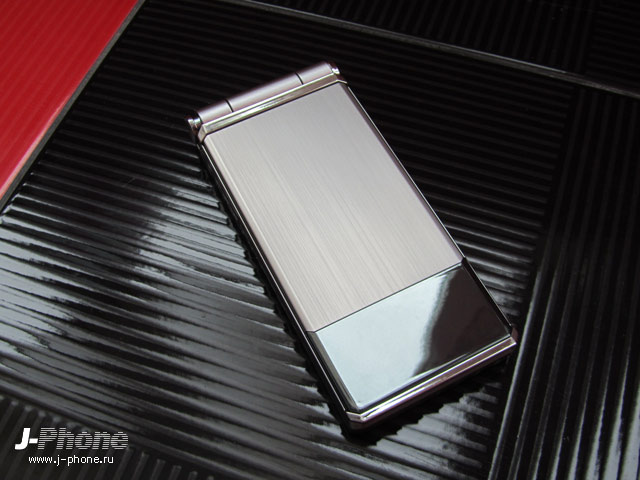 Docomo F-04D titanium silver