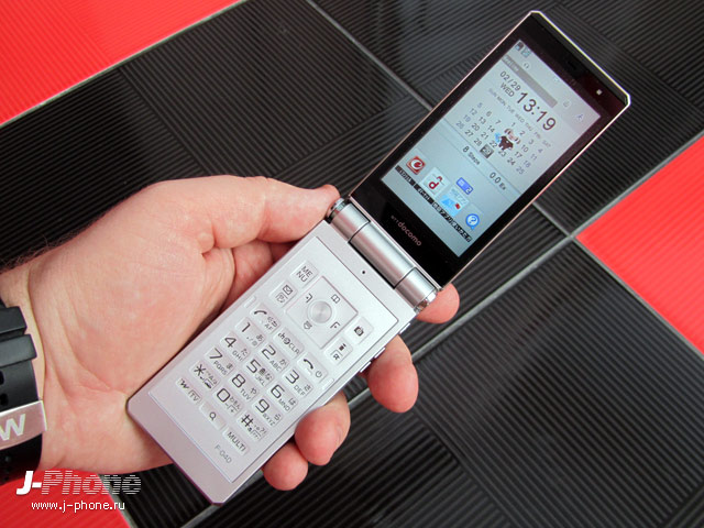 Docomo F-04D titanium silver