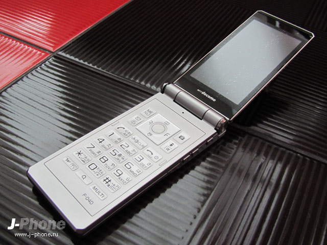 Docomo F-04D titanium silver