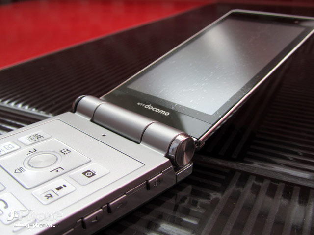 Docomo F-04D titanium silver