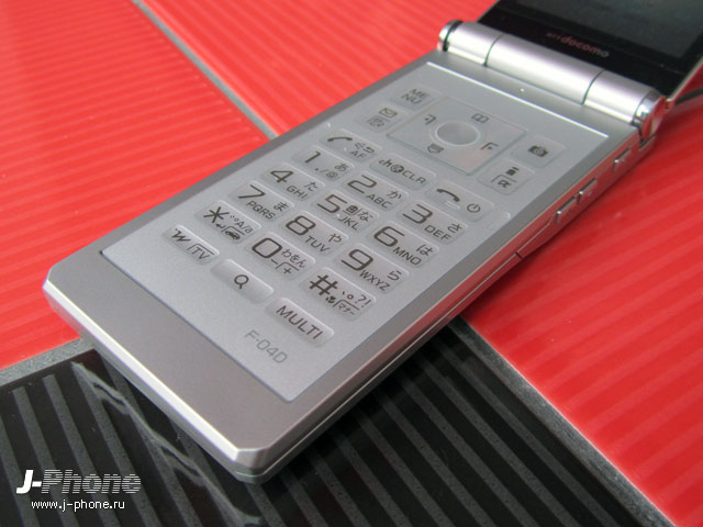 Docomo F-04D titanium silver