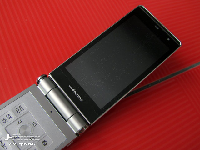 Docomo F-04D titanium silver