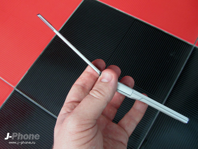 Docomo F-04D titanium silver