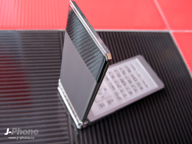 Docomo F-04D titanium silver