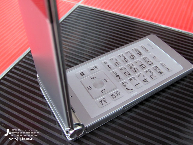 Docomo F-04D titanium silver