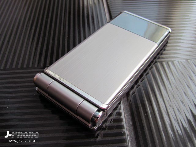 Docomo F-04D titanium silver