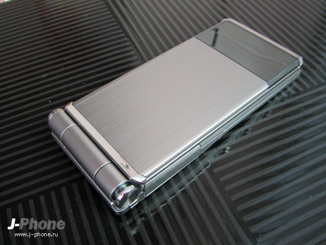 Docomo F-04D titanium silver
