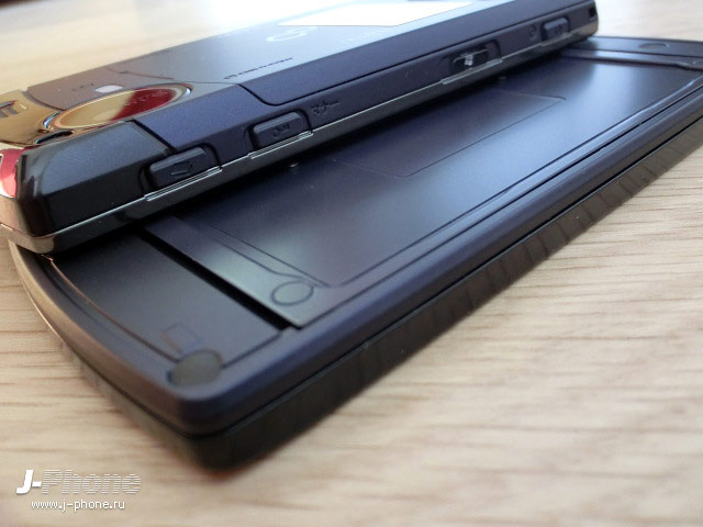 японские телефоны Docomo F-07C Loox