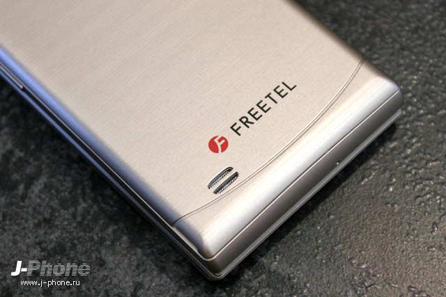 Обзор японского 2-SIM Android смартфона раскладушки Freetel Musashi в золотом цвете