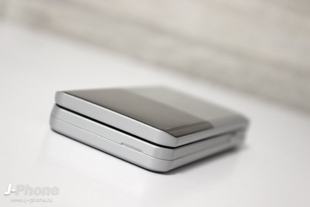 Фотообзор Fujitsu ARROWS Phone F-03L (silver)