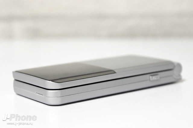 Фотообзор Fujitsu ARROWS Phone F-03L (silver)