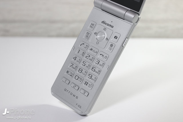 Фотообзор Fujitsu ARROWS Phone F-03L (silver)