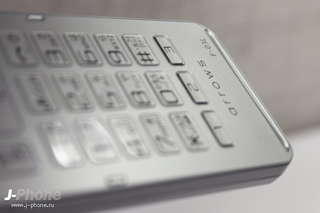 Фотообзор Fujitsu ARROWS Phone F-03L (silver)