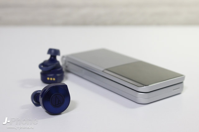 Фотообзор Fujitsu ARROWS Phone F-03L (silver)
