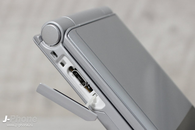 Фотообзор Fujitsu ARROWS Phone F-03L (silver)