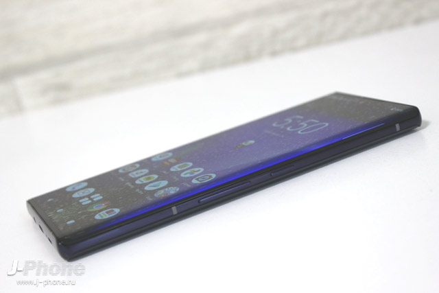 Фотообзор японского защищенного смартфона Fujitsu ARROWS Nx9 F-52A в фирменном цвете Navy