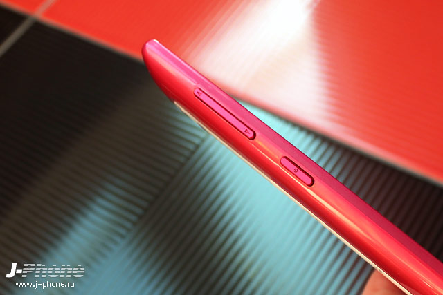 Японский смартфон Fujitsu Arrows NX Docomo F-01F в розовом цвете