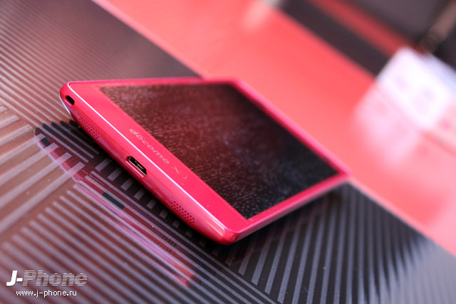 Японский смартфон Fujitsu Arrows NX Docomo F-01F в розовом цвете
