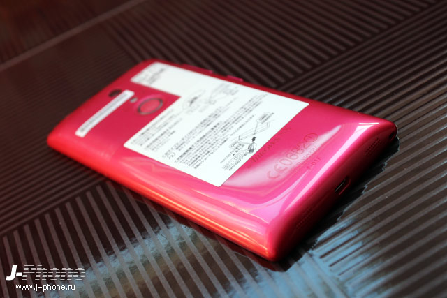 Японский смартфон Fujitsu Arrows NX Docomo F-01F в розовом цвете