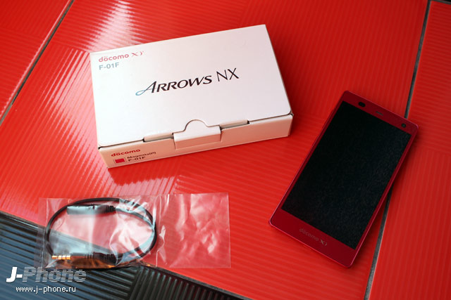 Японский смартфон Fujitsu Arrows NX Docomo F-01F в розовом цвете